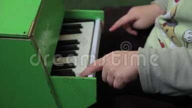 儿童<strong>钢琴演奏</strong>